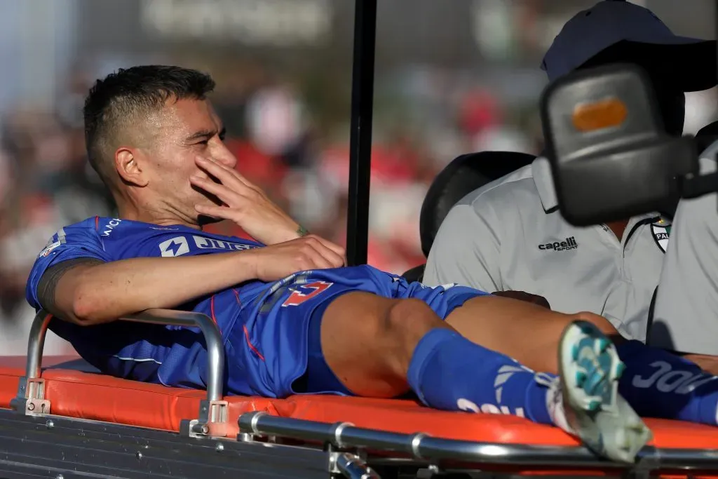 La salida de Charles Aránguiz encendió las alarmas en el Centro Deportivo Azul. (Javier Salvo/Photosport).
