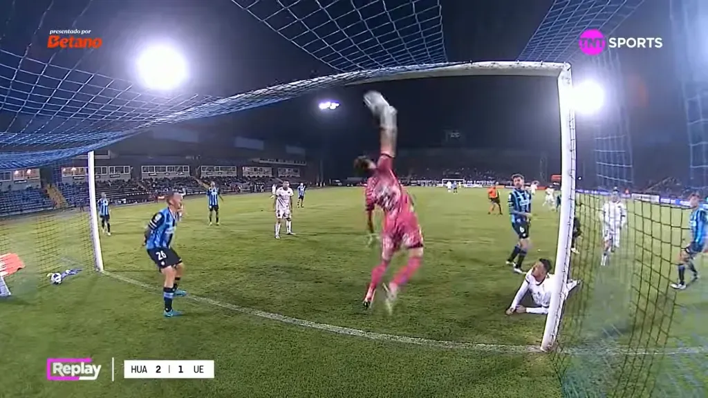 Odriozola respondió excelentemente por partida doble. Así sacó el tiro de Aránguiz. (Captura TNT Sports).