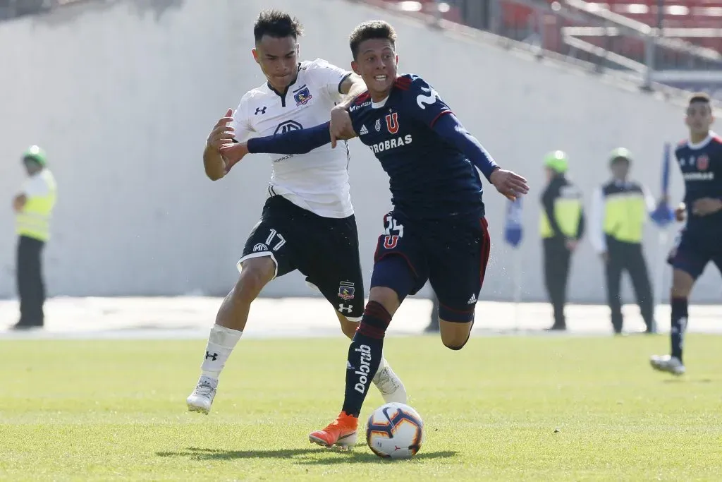 Pablo Parra enfrenta a Gabriel Suazo en un Superclásico. (Ramon Monroy/Photosport).