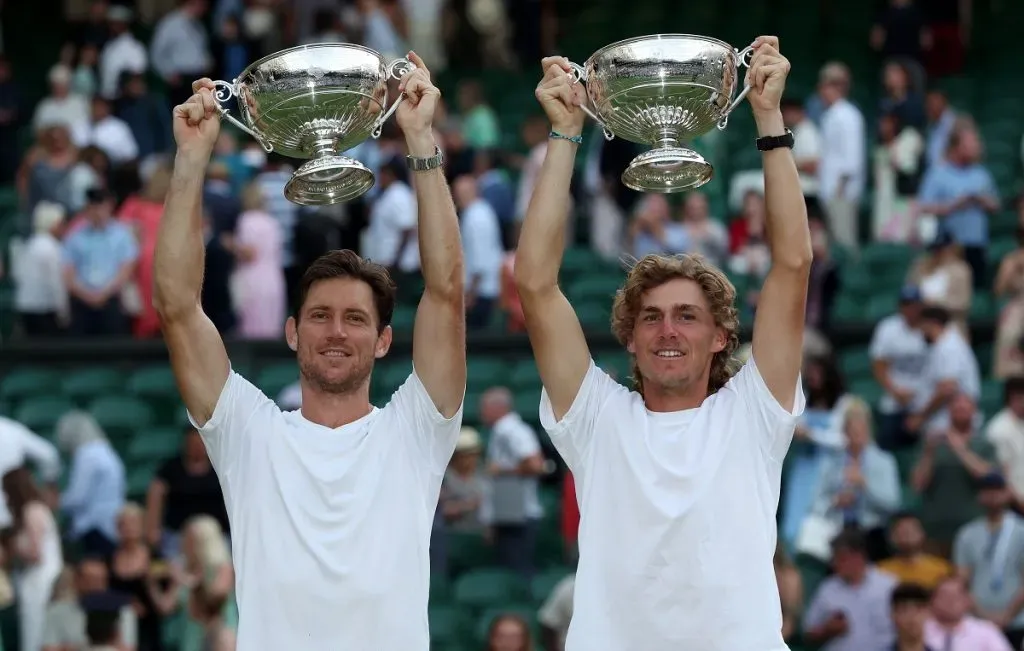 Matthew Ebden y Max Purcell celebran con el trofeo tras ganar Wimbledon 2022 (Getty Images).