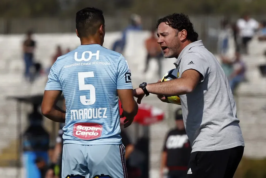 Gabriel Milito le da indicaciones a Alejandro Márquez en O’Higgins, donde estuvo desde agosto de 2017 hasta junio de 2018. (Christian Iglesias/Photosport).