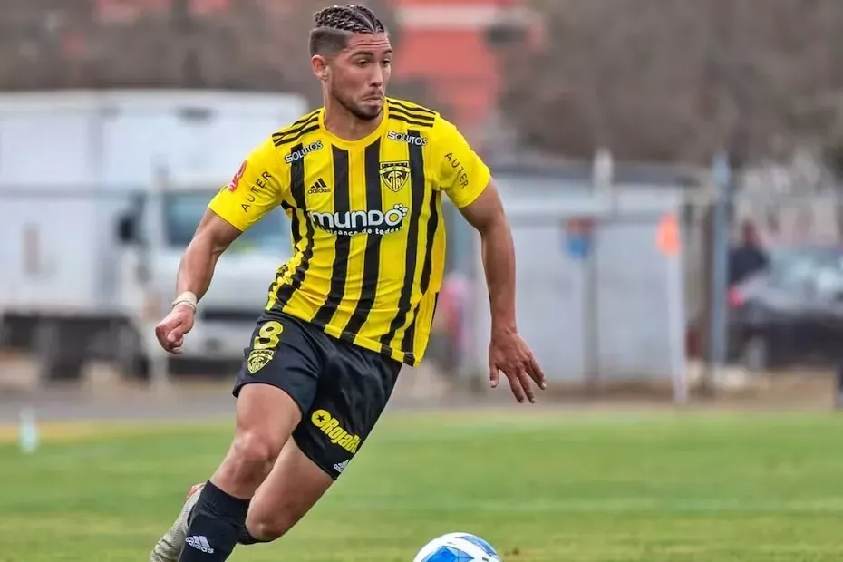 Felipe Loyola debutó profesionalmente en Fernández Vial en el 2020 tras no tener espacio en Colo Colo. | Foto: Archivo.