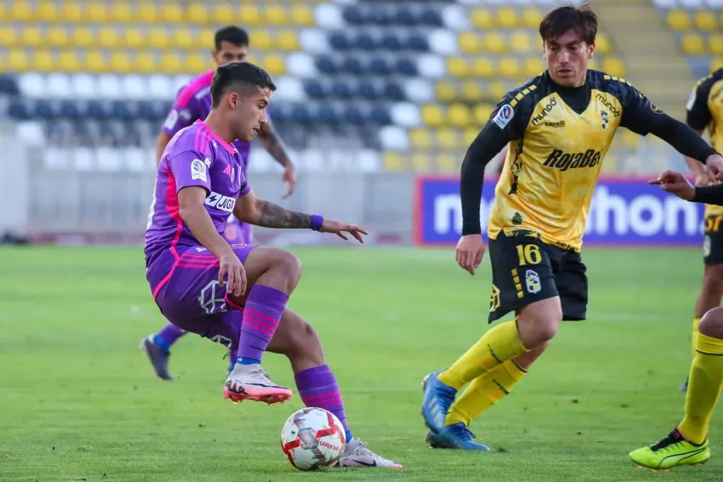 Foto: Lucas Assadi no la pasa bien en Universidad de Chile, y el venidero Clásico Universitario lo confirma. Foto: Jonnathan Oyarzun/Photosport