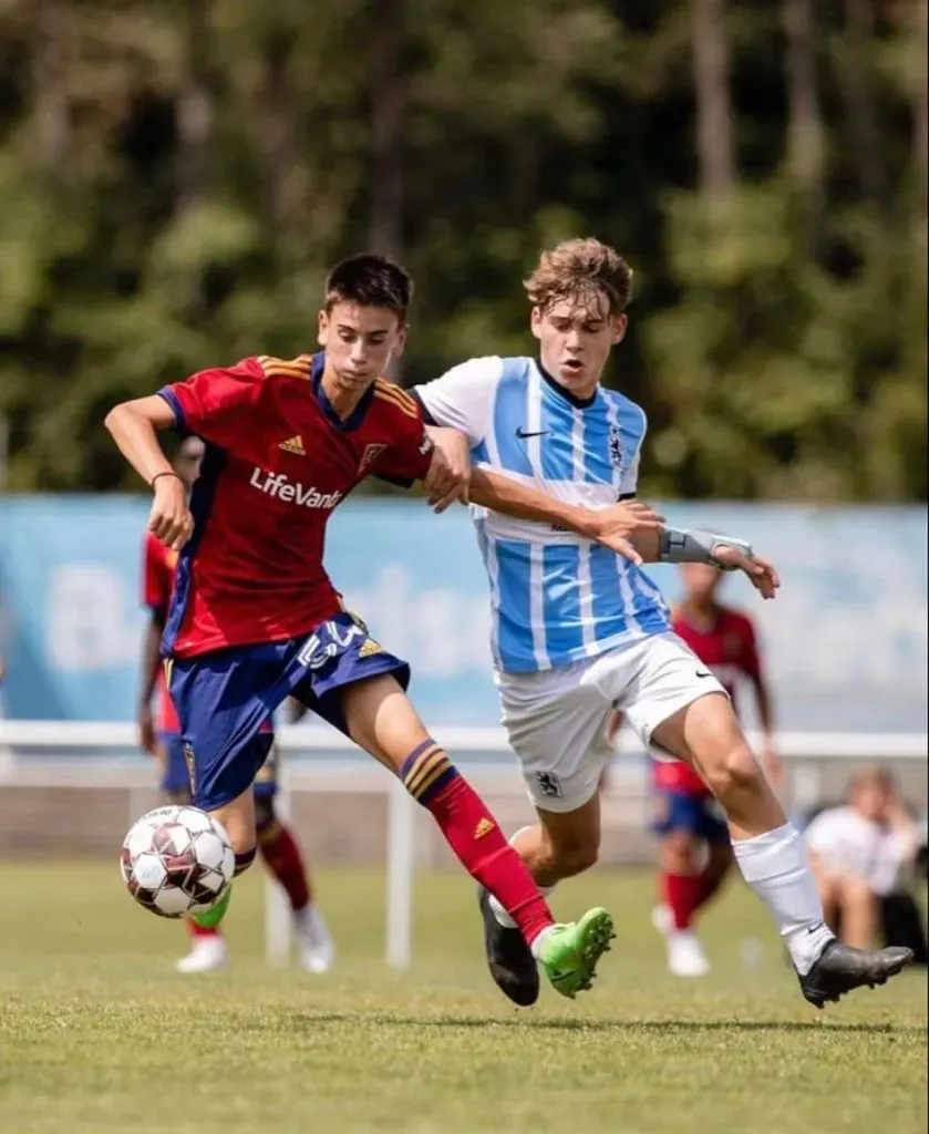 Antonio Riquelme (de rojo) es la nueva joya que quiere Chile.