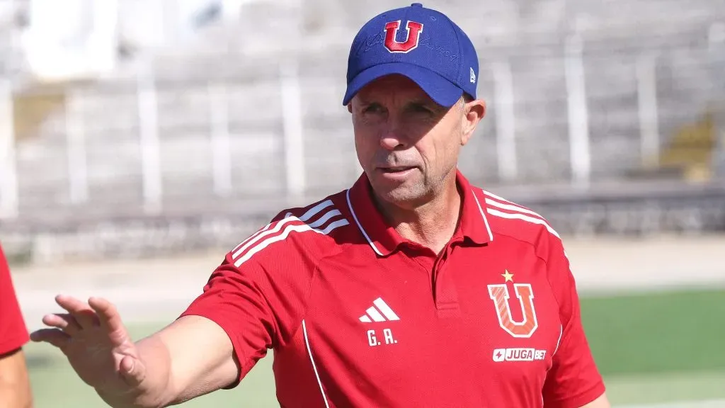 Gustavo Álvarez va con su formación estelar en la U para el Clásico Universitario. Foto: Photosport.