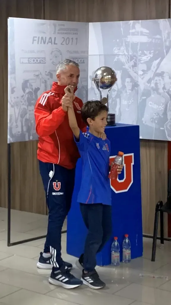 La imagen de Gustavo Álvarez, su hijo y la Copa Sudamericana. Foto: @niko.giorgetti