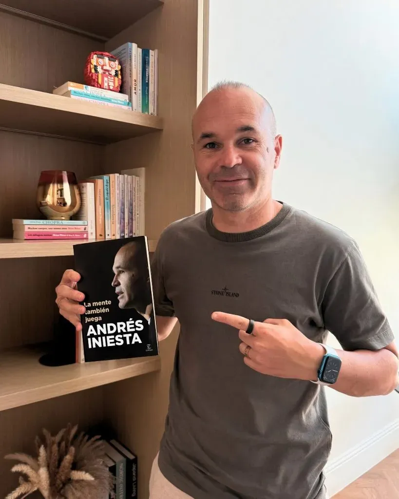 Iniesta y su reciente libro / Foto: Instagram.