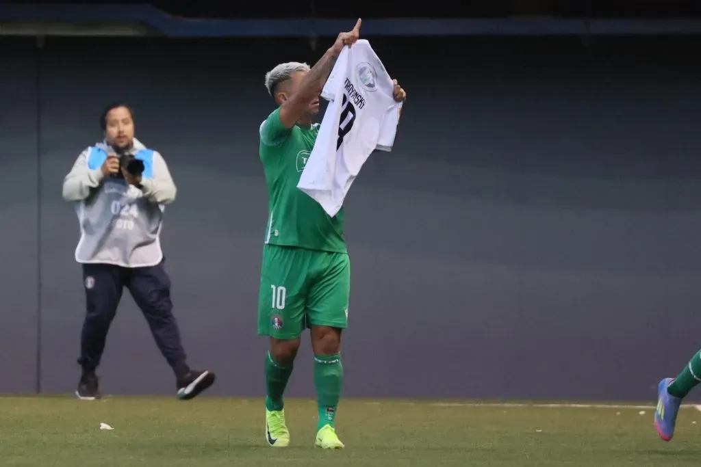 Leonardo Valencia le dedicó su gol al argentino Franco Troyansky. (Dragomir Yankovic/Photosport).