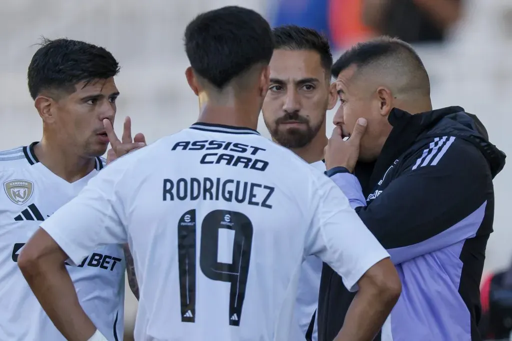 Jorge Almirón puso el pecho por los cuestionados delanteros en Colo Colo: Salomón Rodríguez y Javier Correa. Foto: Andres Pina/Photosport
