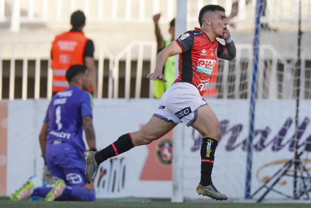 Daniel Castro y su festejo ante los albos. (Andres Pina/Photosport).