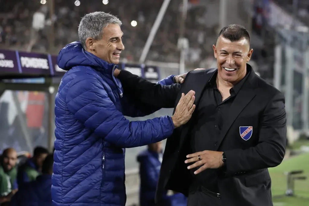 El saludo de Jorge Almirón con Juan Pablo Vojvoda. (Felipe Zanca/Photosport).