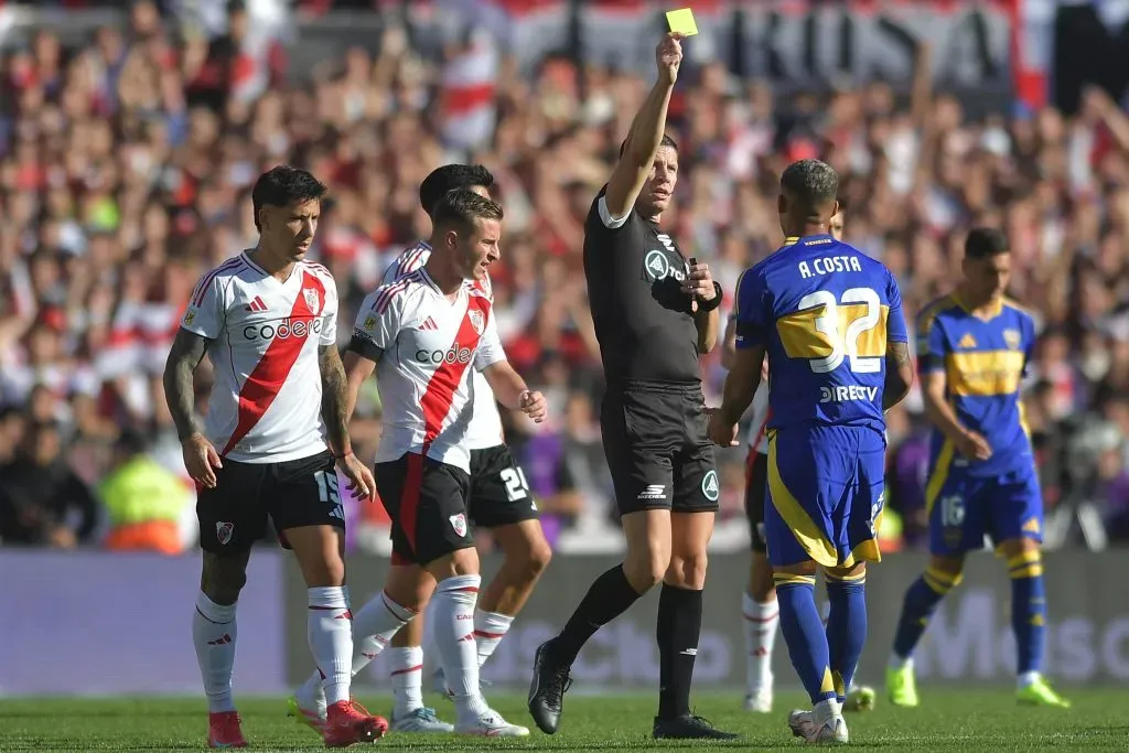 Ayrton Costa recibió tarjeta amarilla en el Superclásico ante River. (Marcelo Endelli/Getty Images).
