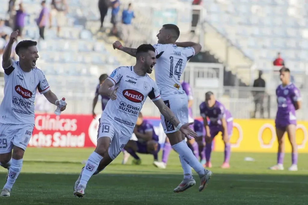 Deportes Melipilla ganó en cancha su derecho de jugar la Primera B, sin embargo, los problemas de incumplimientos de pagos de cotizaciones previsionales lo privaron del sueño. Foto: Jorge Loyola/Photosport
