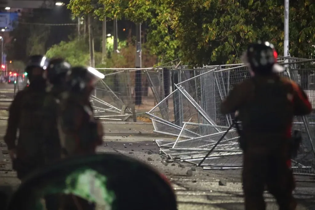 “Algunos carabineros lloraban y estaban en shock, pero no hacían nada. No hicieron nada por ayudarlos“, dijo la menor en el relato difundido por CHV Noticias. Foto: Jonnathan Oyarzun/Photosport