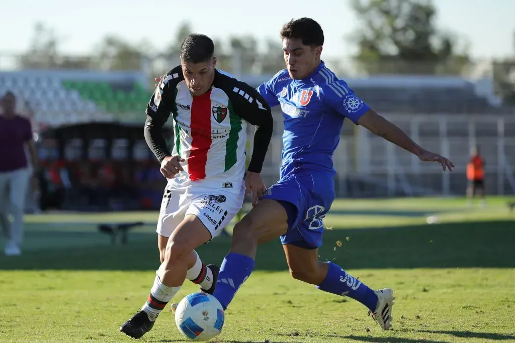 Gonzalo Montes marca a Gonzalo Tapia en un duelo entre U de Chile vs Palestino. (Felipe Zanca/Photosport).