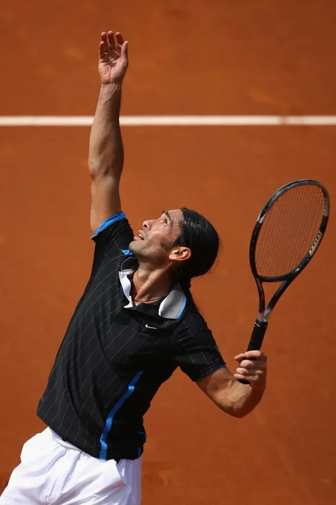 Marcelo Ríos sirve a Michael Stick en la final del Black Rock Masters Barcelona 2008 (Getty Images).