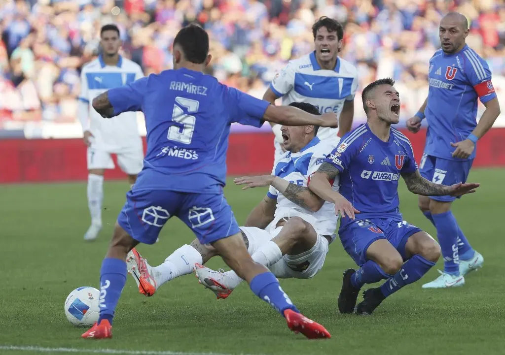 Charles Aránguiz se resintió de una lesión en el Clásico Universitario. Foto: SIFUP.