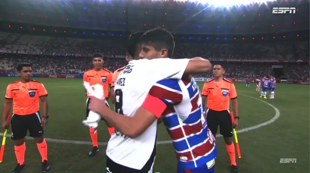 El afectuoso abrazo de Pavez con Kuscevic. (Captura ESPN).