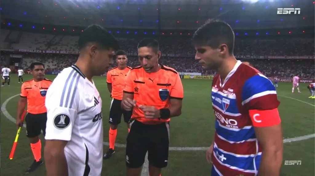 Otra imagen de Pavez y Kuscevic en el sorteo de capitanes. (Captura ESPN).
