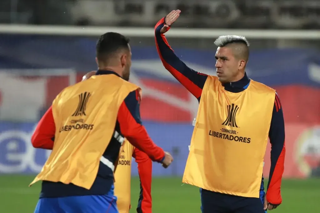 Leandro Fernández en el calentamiento de la U vs Estudiantes. (Jonnathan Oyarzun/Photosport).