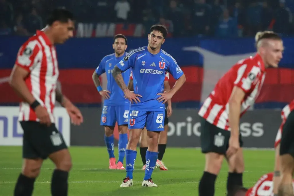 Gonzalo Montes fue uno de los puntos más bajos en Universidad de Chile ante Estudiantes. | Foto: Photosport.
