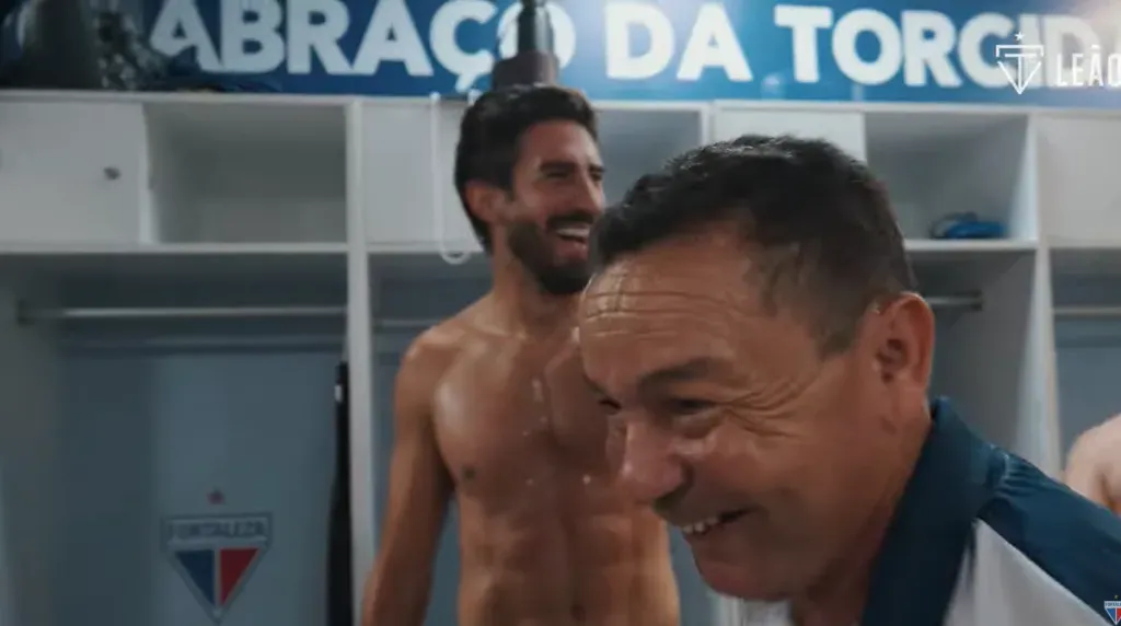 El Gato Lucero a las risas tras la imitación. (Captura Leao TV).