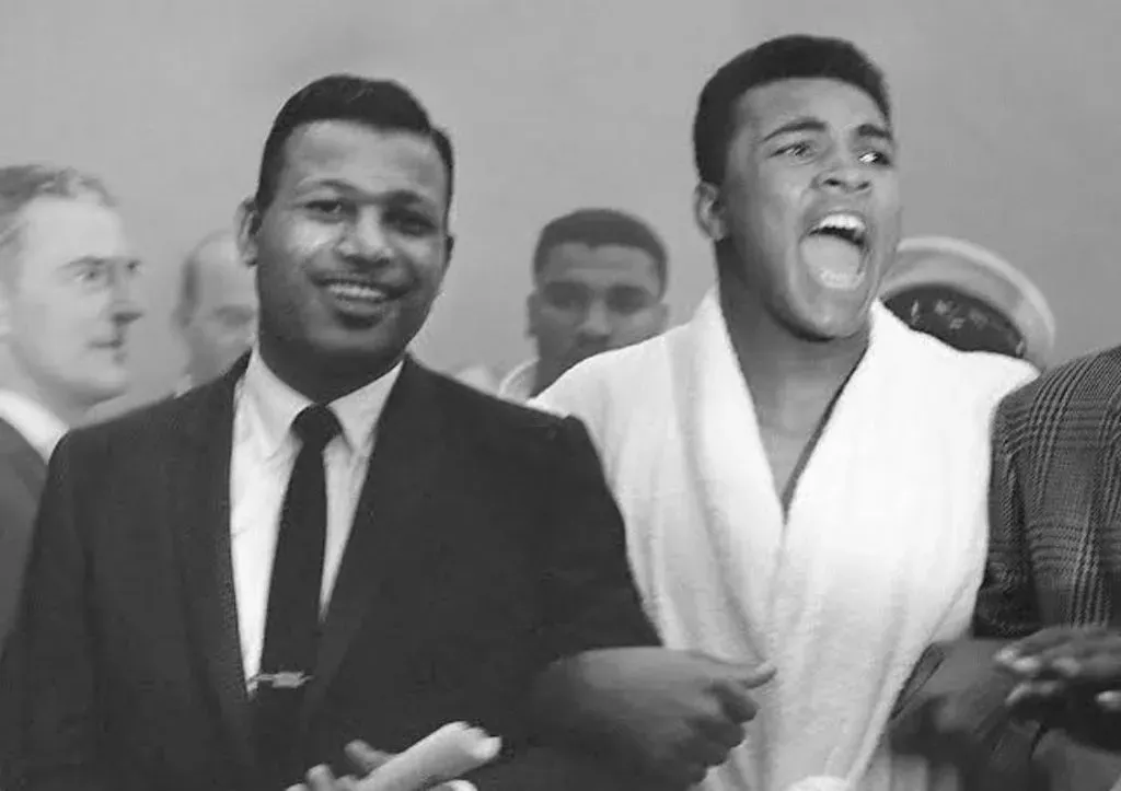 ‘Sugar’ Ray Robinson y Muhammad Ali en la previa de un combate de boxeo.