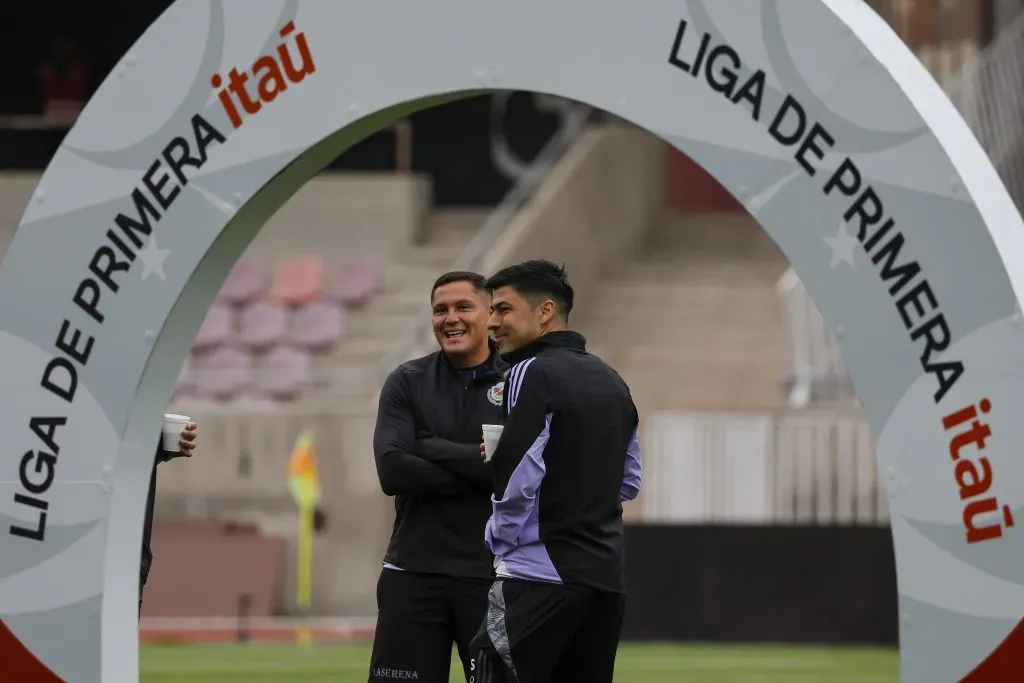 “En los entrenamientos lo hace espectacular”, dice Jorge Almirón sobre Tomás Alarcón. Foto: Andres Pina/Photosport