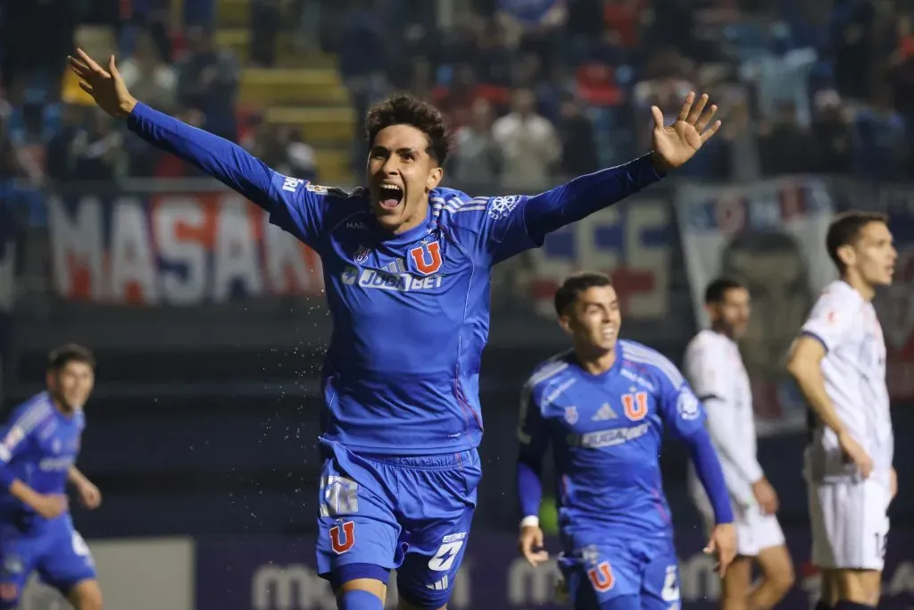 Martín Espinoza y su primer gol con la U en el día del debut: demoró cuatro minutos.