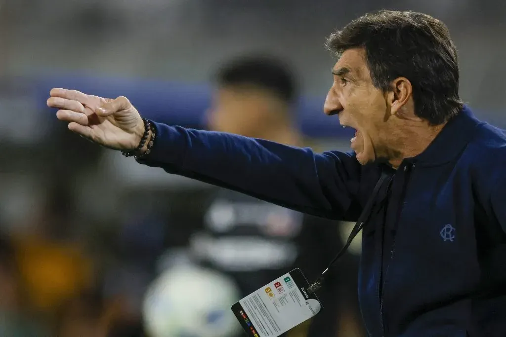 Gustavo Costas en el Monumental, donde Racing igualó 1-1 ante Colo Colo. (Andres Pina/Photosport).