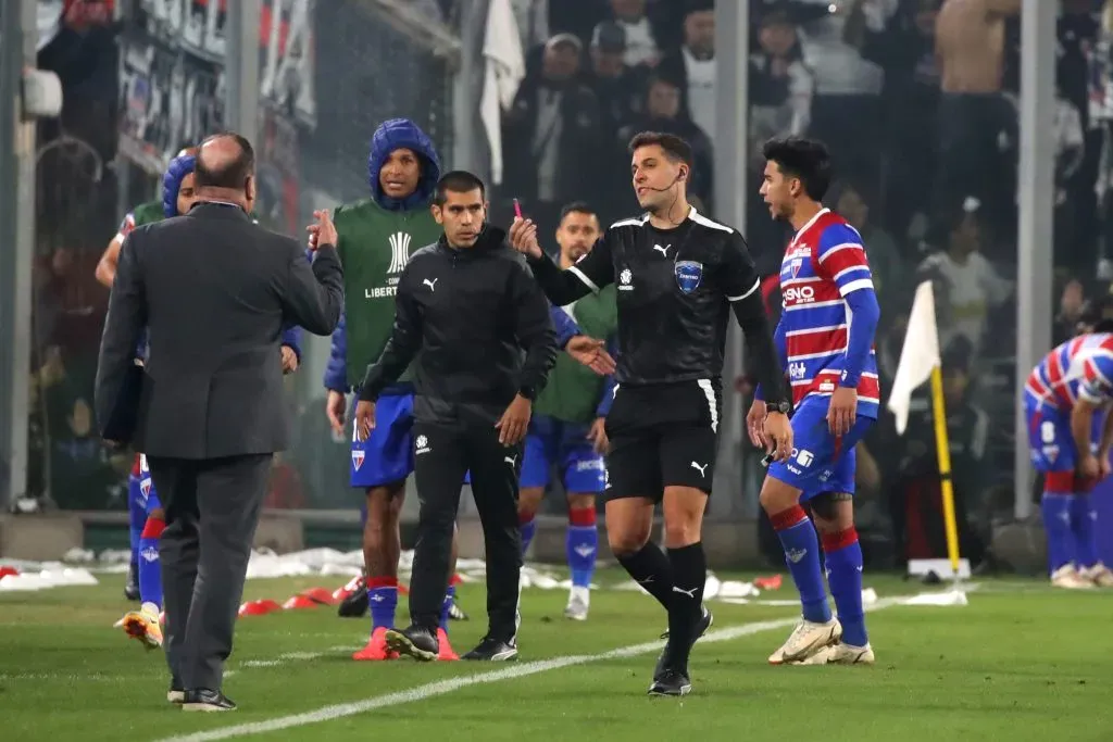 Gustavo Tejera dirige duelo entre Racing y Colo Colo: ya arbitró a los albos | Photosport