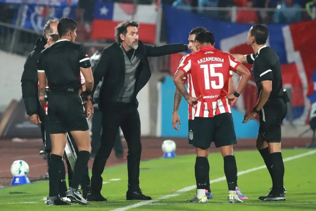 Eduardo Domínguez le da instrucciones a Santiago Arzamendia. (Jonnathan Oyarzun/Photosport).
