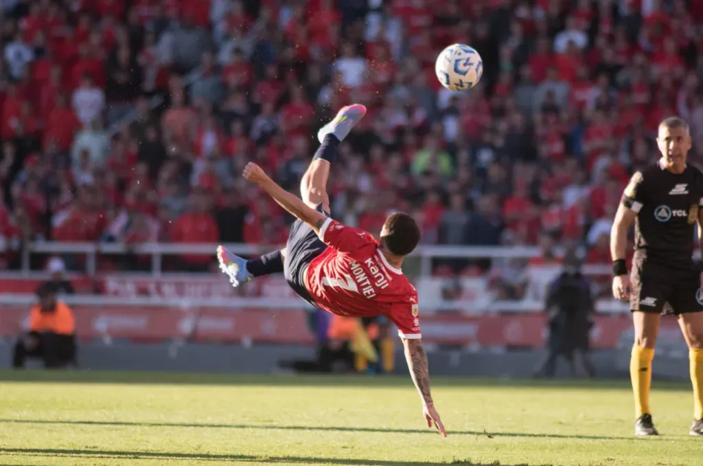 Santiago Montiel impactó así la pelota. (Foto: Independiente).