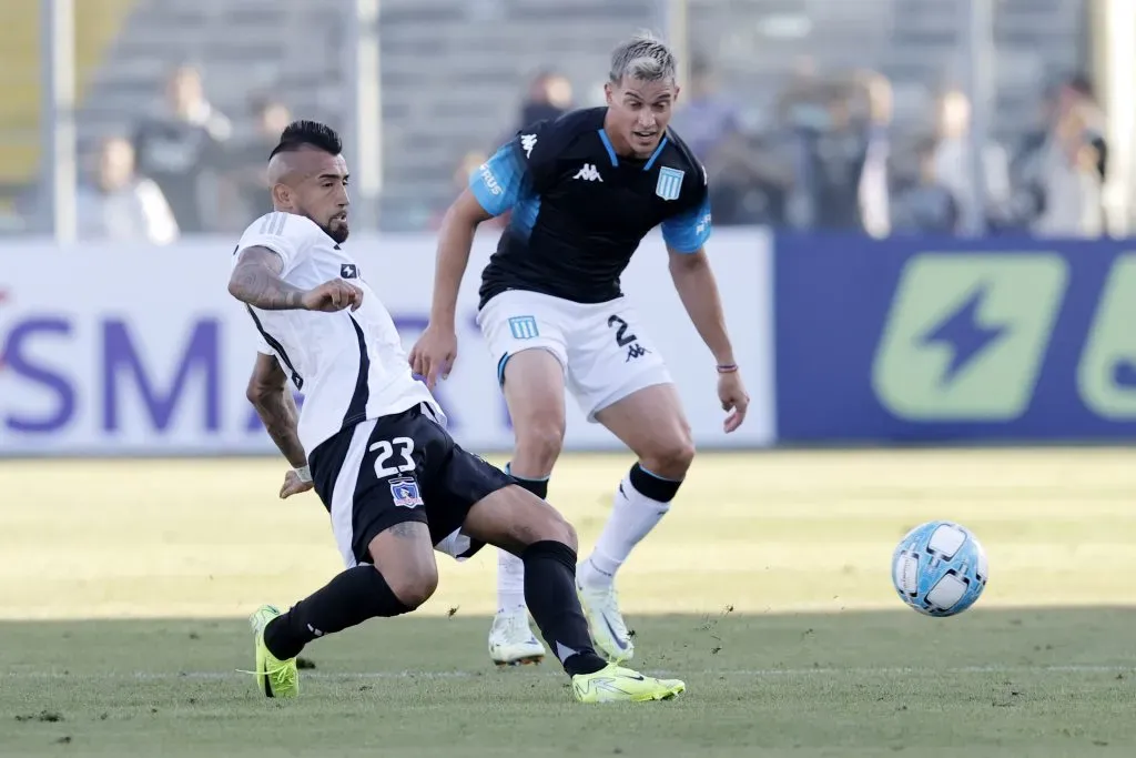 Agustín García Basso ante Arturo Vidal en un amistoso ante Colo Colo. (Javier Torres/Photosport).