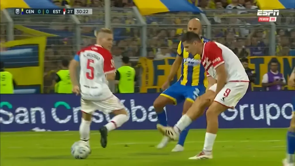El claro gesto del desgarro de Guido Carrillo. (Captura ESPN).