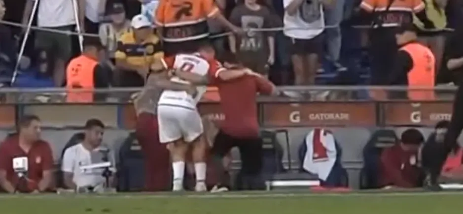 Así salió de la cancha Guido Carrillo.