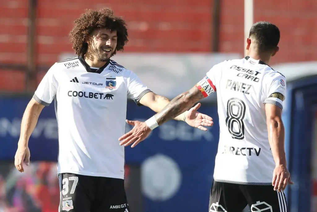 Maximiliano Falcón celebra un gol a la Unión Española con Esteban Pavez. (Javier Salvo/Photosport).