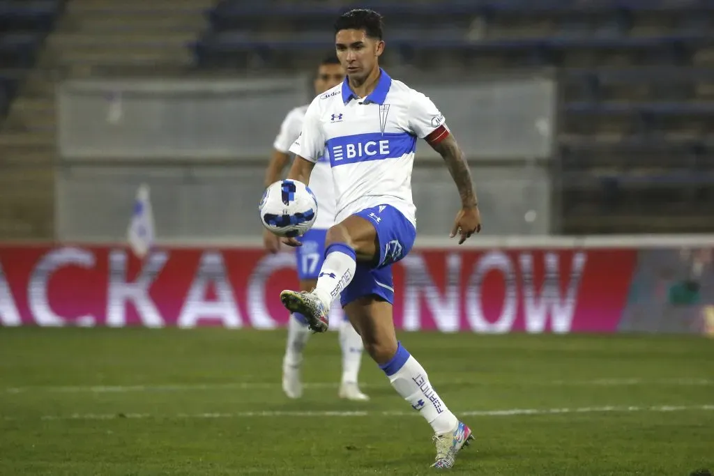 Felipe Gutiérrez en acción por la Universidad Católica. (Jonnathan Oyarzun/Photosport).