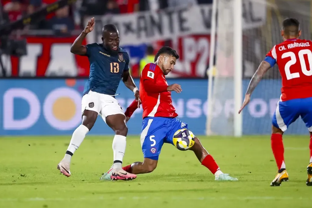 Paulo Díaz en acción frente a Ecuador por las Eliminatorias 2026, que tienen a Chile colista de la tabla de posiciones. (Pepe Alvujar/Photosport).
