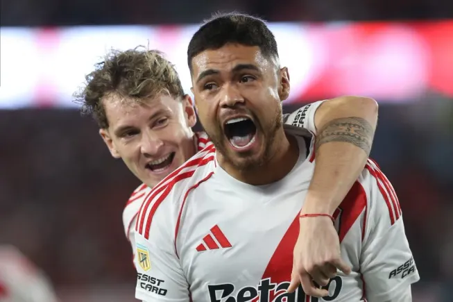 Paulo Díaz celebra con Facundo Colidio el gol que le anotó a Barracas Central. (Daniel Jayo/Getty Images).