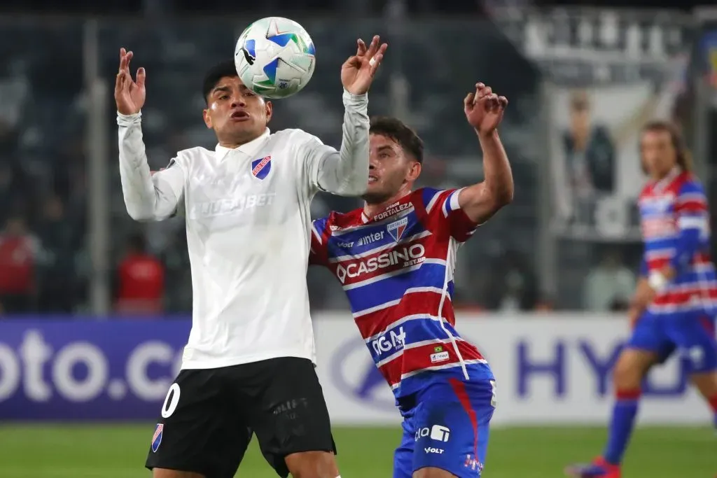 Claudio Aquino en acción ante Fortaleza en el Monumental. (Jonnathan Oyarzun/Photosport).