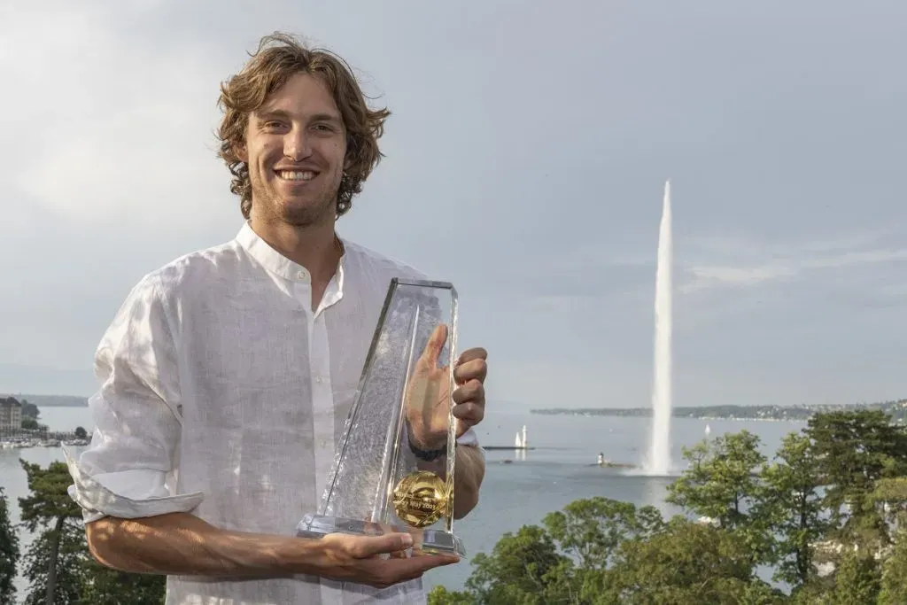 Nicolás Jarry con el trofeo del ATP de Ginebra 2023 (Foto: Geneva Open).