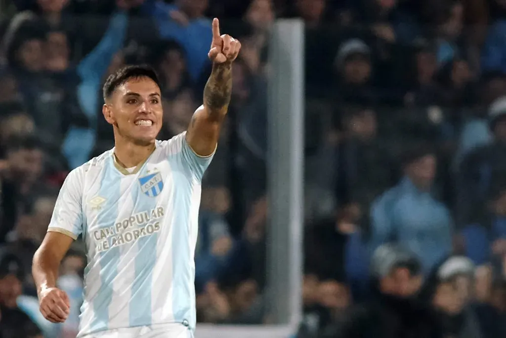 Mateo Coronel celebra uno de sus goles en Atlético Tucumán. (Joaquín Camiletti/Getty Images).