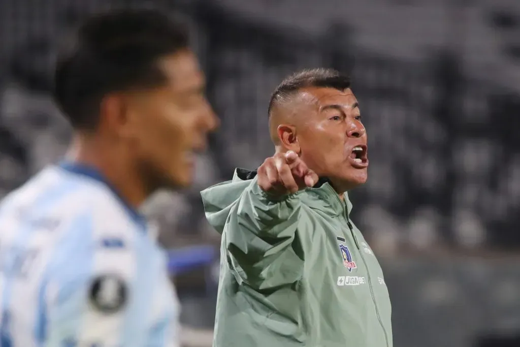 Jorge Almirón se jugará el puesto esta noche en la visita de Colo Colo a Racing. | Foto: Photosport.