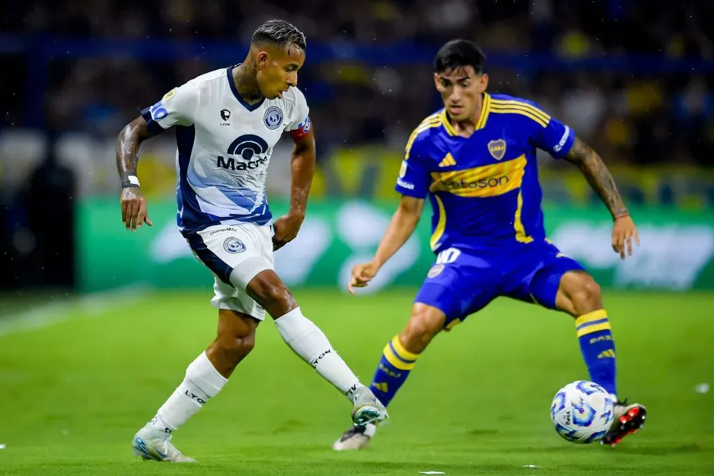 Sebastián Villa ante Boca Juniors en La Bombonera. (Marcelo Endelli/Getty Images).