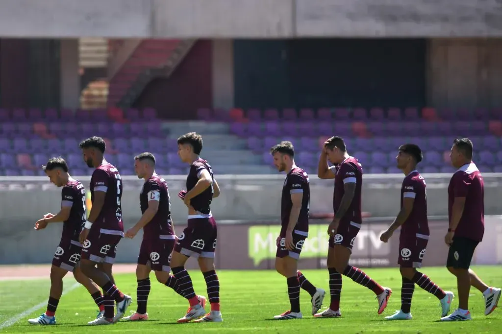 Deportes La Serena no solo sufre por sus líos internos, sino que también ahora por el no pago de cotizaciones. ¿Se viene resta de puntos en la Liga de Primera 2025? | Foto: Photosport.