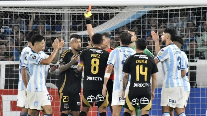 Vidal fue expulsado y la explicación de Almirón fue una vergüenza