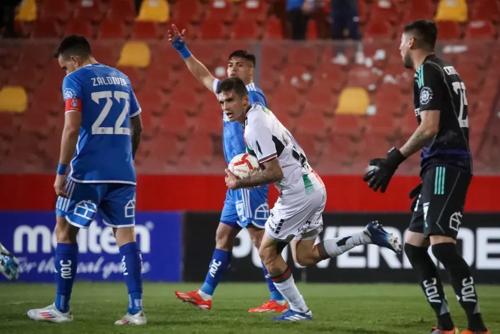 Juan Fernando Garro le marcó a la U de Chile con Palestino. Hoy juega en Atlético Grau de Perú. (Jonnathan Oyarzun/Photosport).