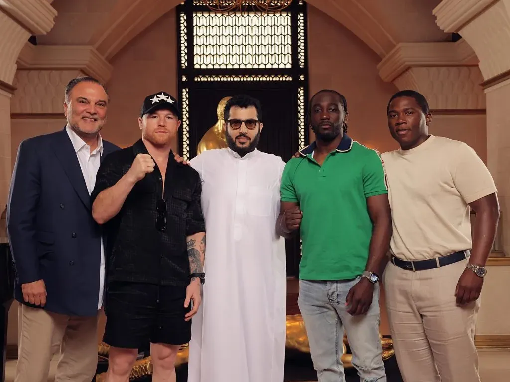 ‘Canelo’ y Terence Crawford durante la presentación de la pelea junto al jeque Turki Alalshikh. (Foto: Instagram @Turki)