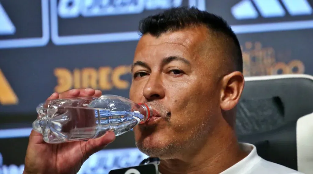 Jorge Almirón no piensa renunciar a Colo Colo y le pidió al club pensar en la temporada 2026. Foto: Photosport.